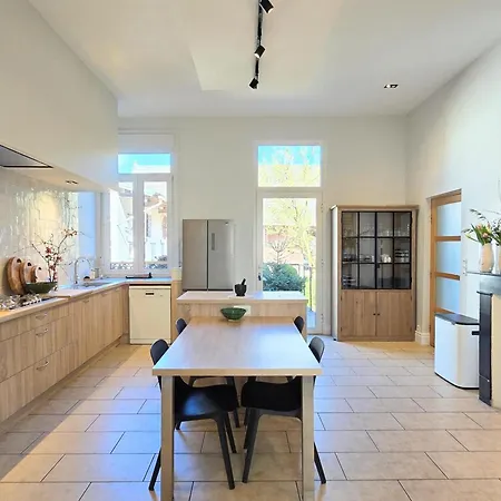 Hébergement de vacances Grande Maison Bourgeoise Avec Cour Privative, 5 Chambres, Wifi, Proche Commerces Et Nature - Fr-1-510-186 *